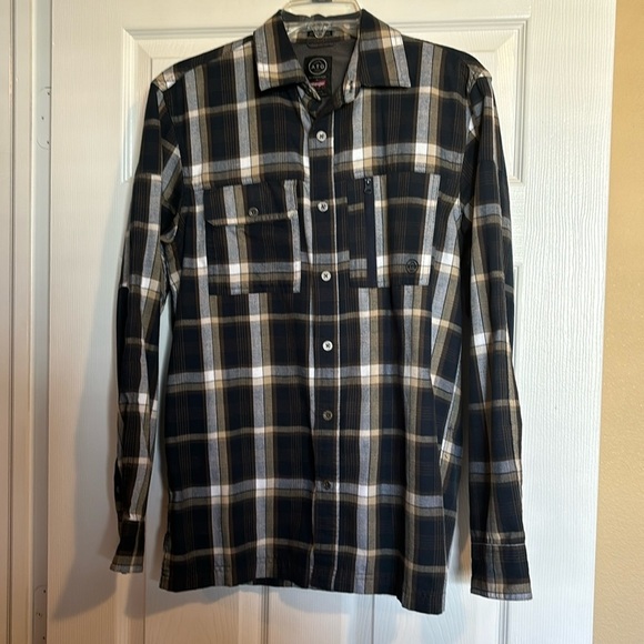 Wrangler ATG men’s plaid long sleeve button down flannel shirt size small - Picture 1 of 8